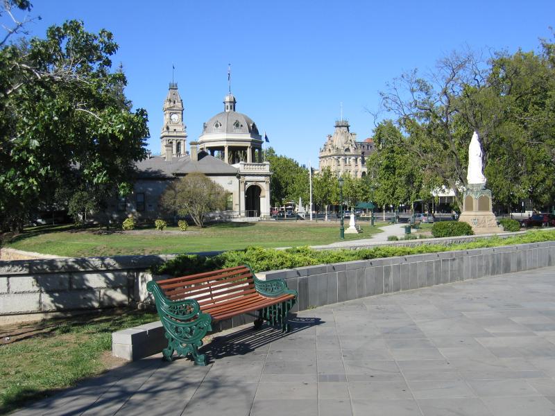 Bendigo - Rosalind Park: View through Rosalind park near corner of Pall Mall and View St towards R.S.L.