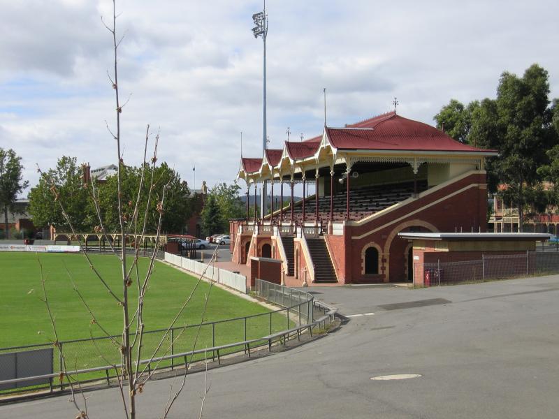 Bendigo - Recreational precinct around Park Road and Barnard Street: Queen Elizabeth Oval, corner View St and Barnard St