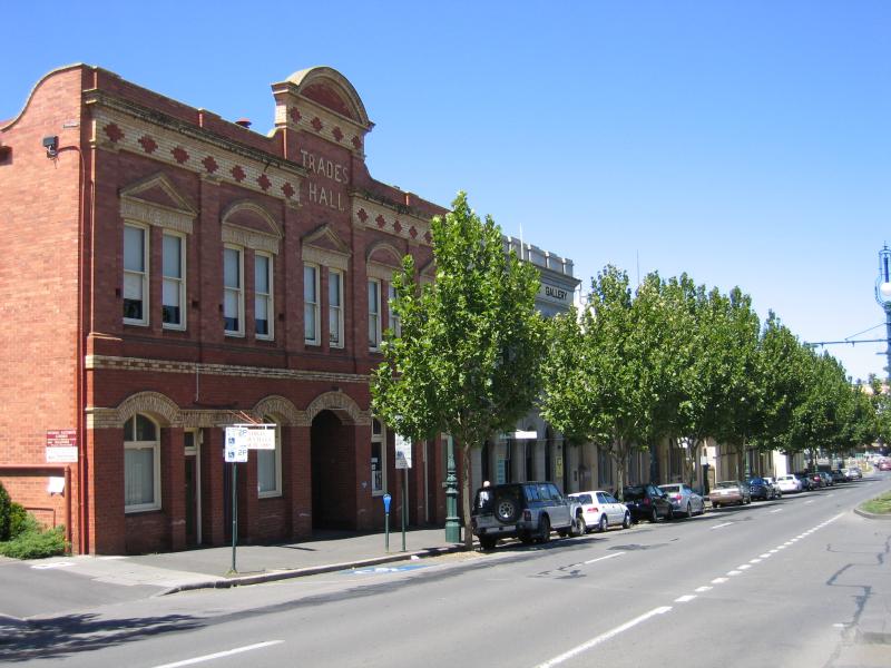 Bendigo - View Street: Trades Hall and Penfolds Fine Art Gallery, View St at MacKenzie St