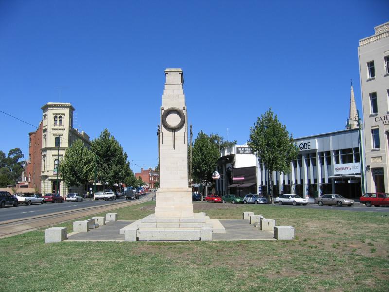 Bendigo - High Street - War memorial, view south-west along High St between View St and Forest St