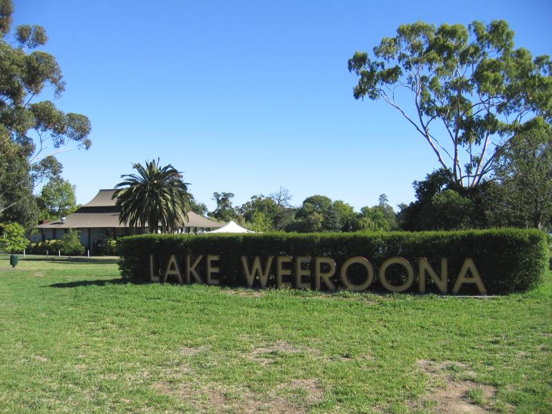 Bendigo - Lake Weeroona: Lake Weeroona sign, corner Napier St and Nolan St