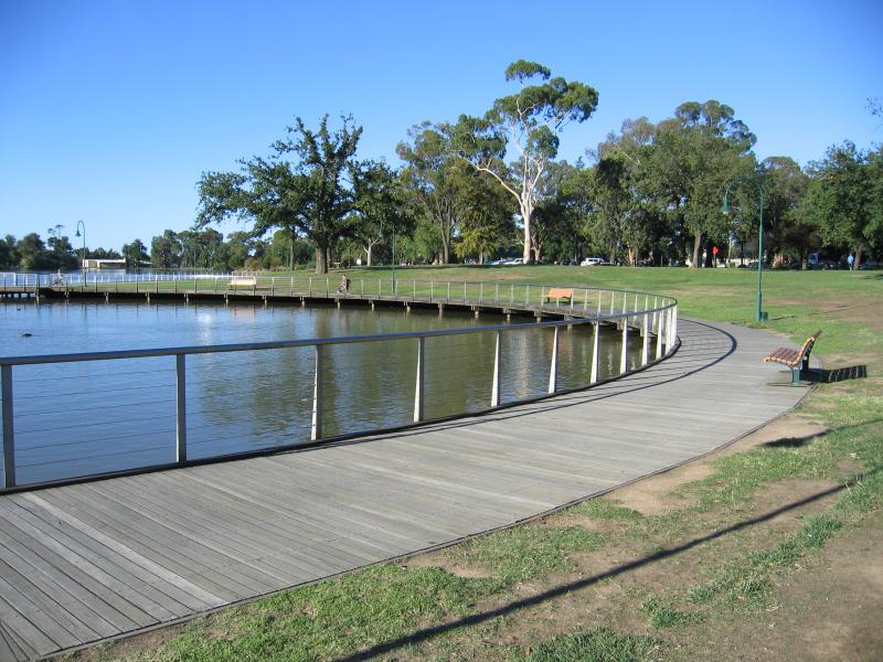 Bendigo - Lake Weeroona: View along lake near Boardwalk Cafe