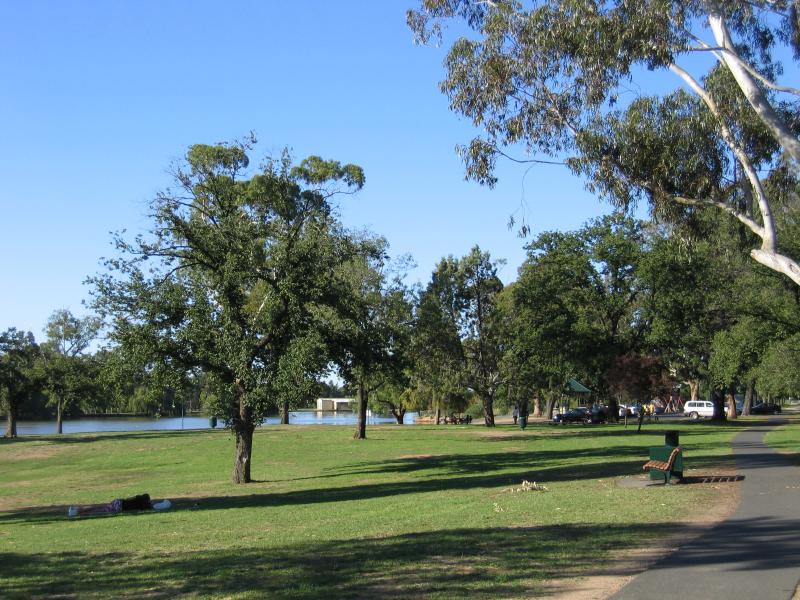 Bendigo - Lake Weeroona: View through parkland beside lake along Napier St