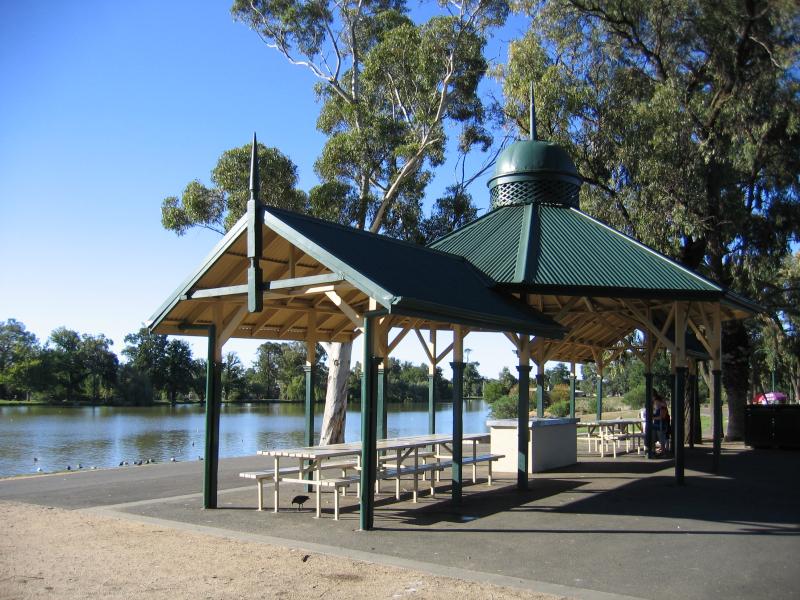 Bendigo - Lake Weeroona: BBQ and picnic shelter, along Napier St