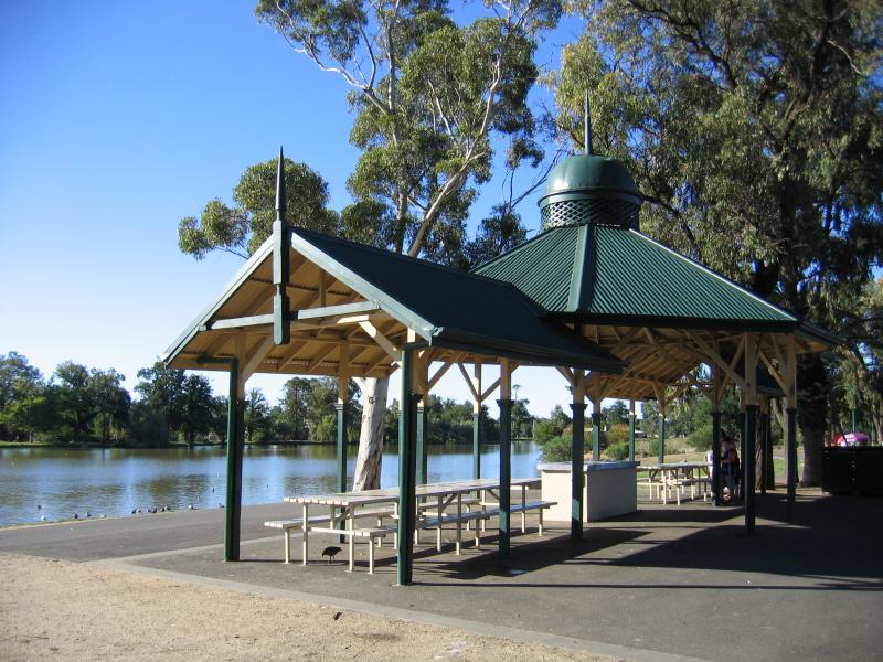Bendigo - Lake Weeroona - BBQ and picnic shelter, along Napier St