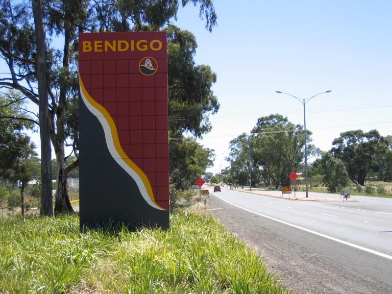 Bendigo - Bendigo suburb of Kangaroo Flat: View north along Calder Highway, south of Phillis St