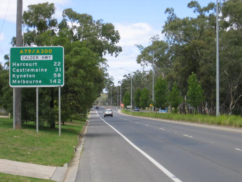 Bendigo - Bendigo suburb of Kangaroo Flat: View south along Calder Highway towards Lauren Ct