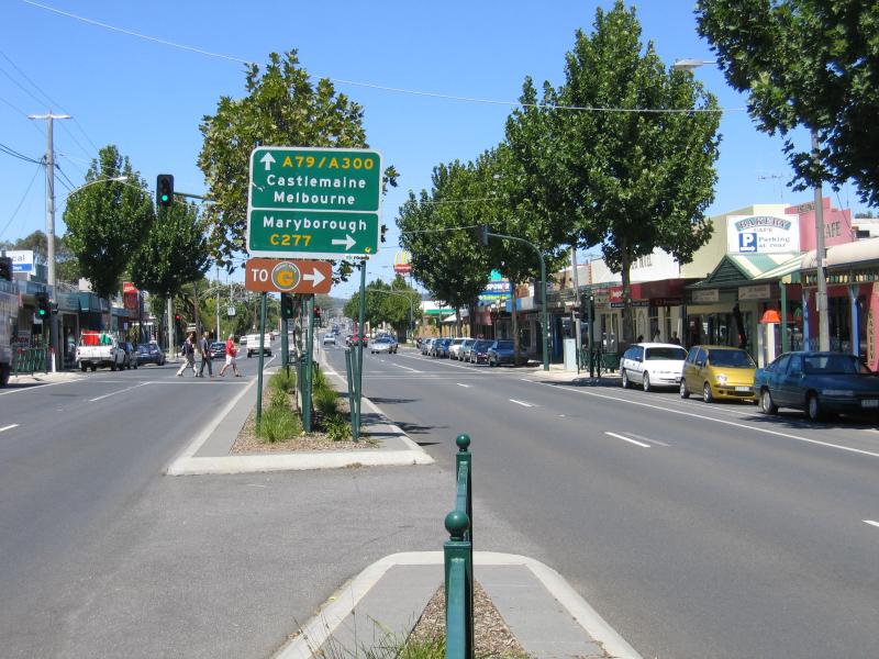 Bendigo - Bendigo suburb of Kangaroo Flat: View south along High St between Station St and Camp St