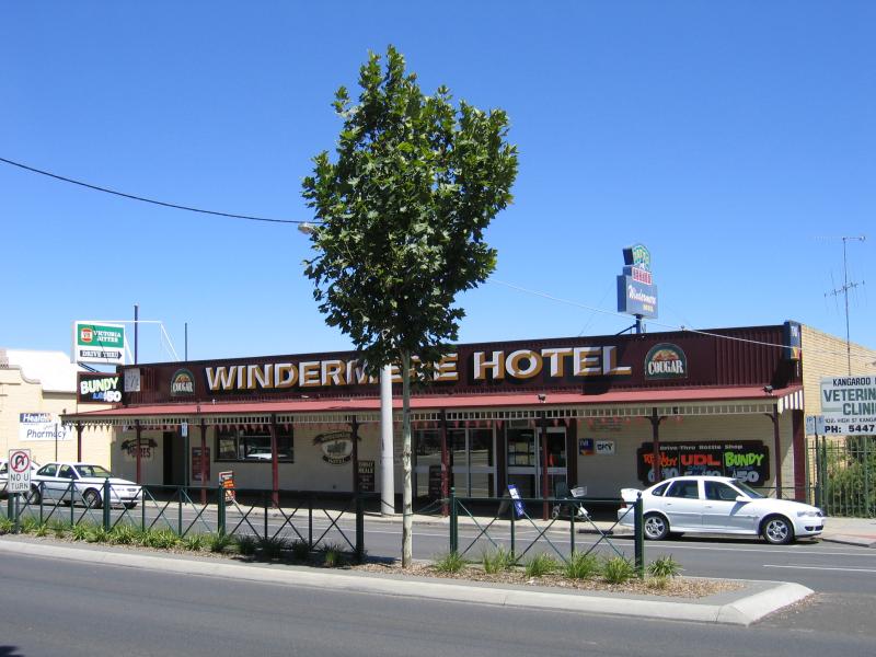 Bendigo - Bendigo suburb of Kangaroo Flat: Windermere Hotel, High St