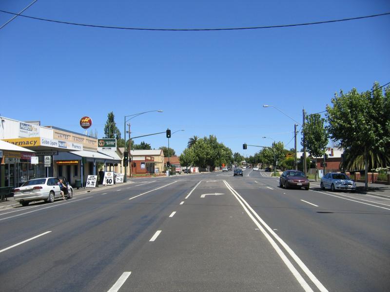 Bendigo - Bendigo suburb of Golden Square: View south-west along High St towards Laurel St