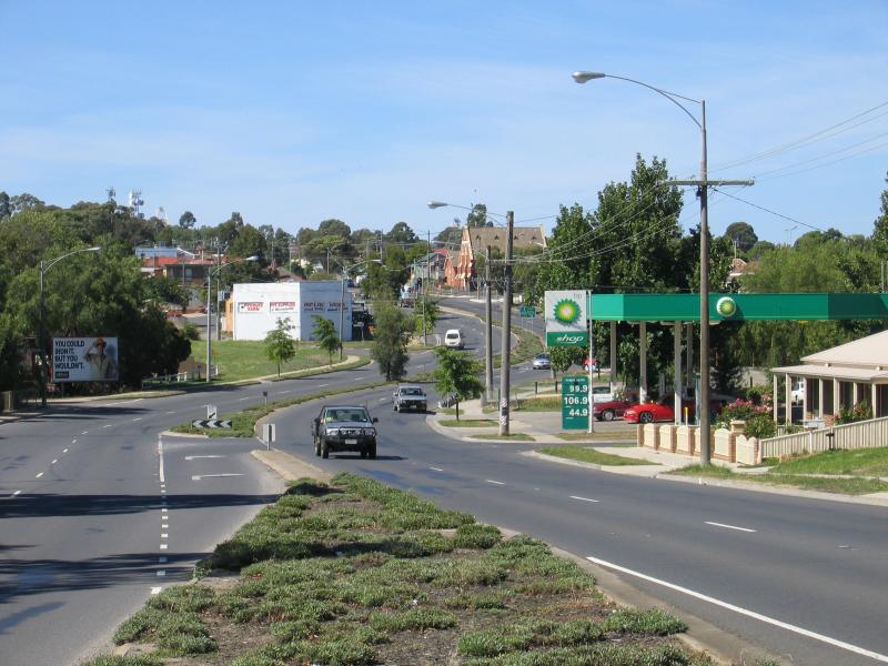 Bendigo - Bendigo suburb of Long Gully: View south along Eaglehawk Rd from Jackson St