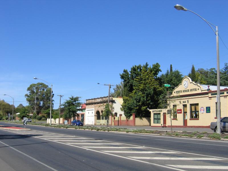 Bendigo - Bendigo suburb of California Gully: View south along Eaglehawk Rd towards Speedy St