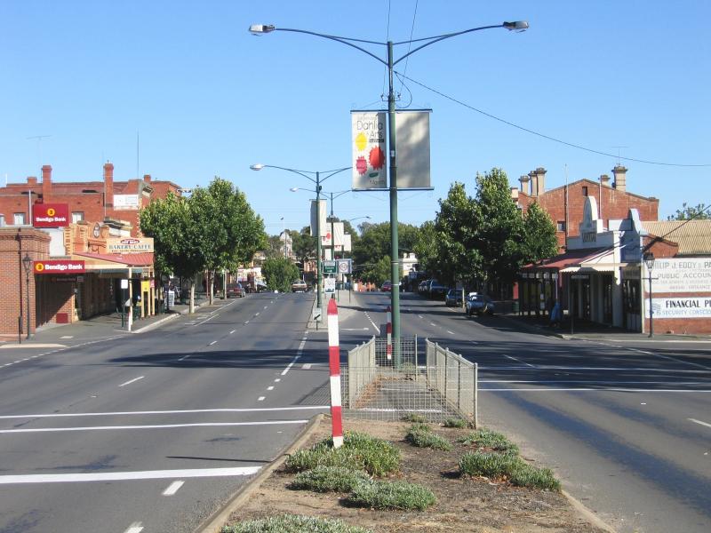 Bendigo - Bendigo suburb of Eaglehawk: View north-west along High St towards Church St