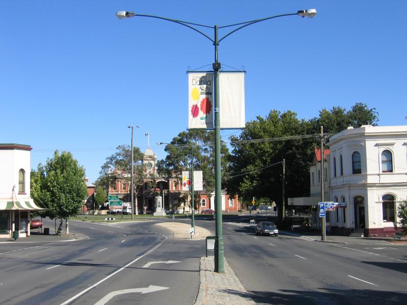Bendigo - Bendigo suburb of Eaglehawk: View north-west along High St towards Napier St