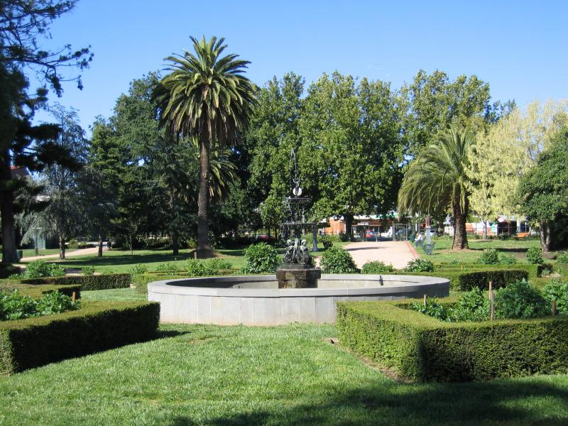 Bendigo - Bendigo suburb of Eaglehawk: Neangar Gardens, near High St