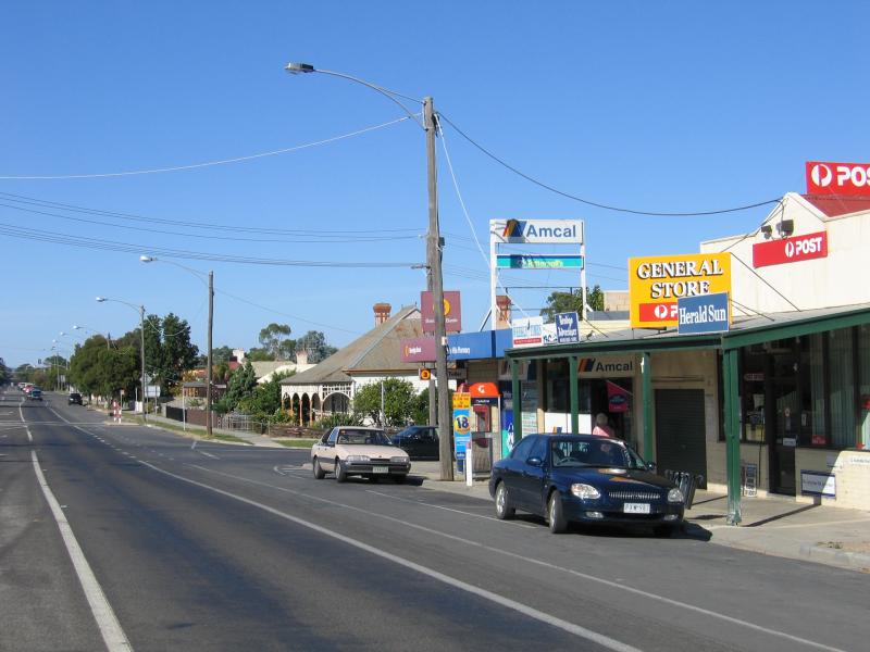 Bendigo - Bendigo suburb of White Hills - Shops, south-west along Midland Highway towards Plumridge St