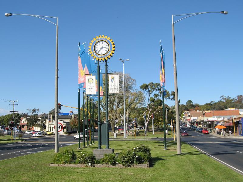 Berwick - Commercial centre and shops, High Street: View east along High St towards Clyde Rd