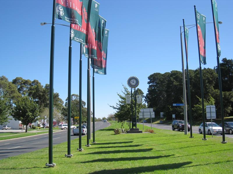 Berwick - Commercial centre and shops, High Street: View west along High St from Clyde Rd
