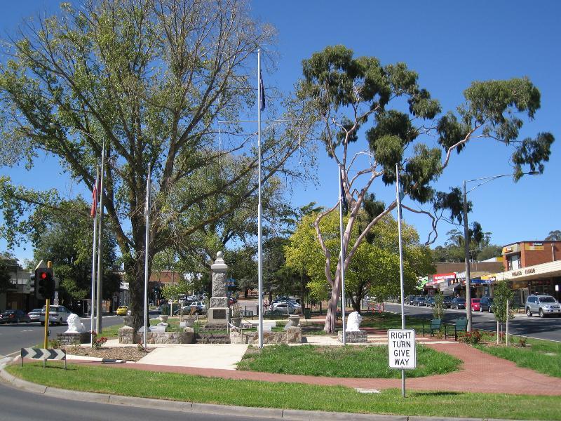 Berwick - Commercial centre and shops, High Street: View east through gardens in centre of High St at Clyde Rd