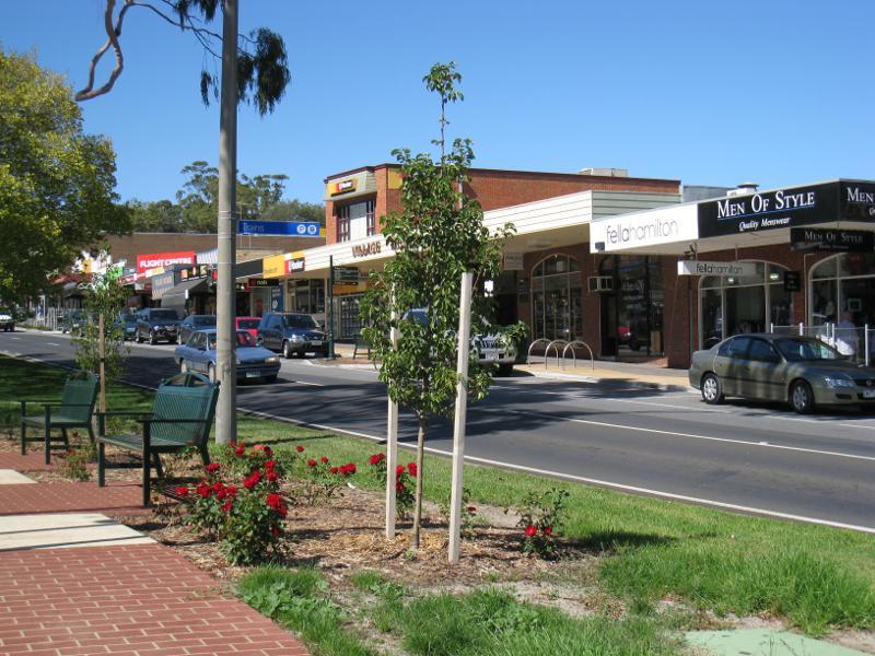 Berwick - Commercial centre and shops, High Street: View east along High St east of Clyde Rd