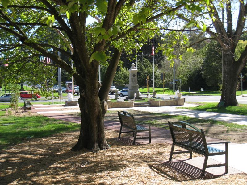 Berwick - Commercial centre and shops, High Street: View west through gardens in centre of High St towards war memorial and Clyde Rd
