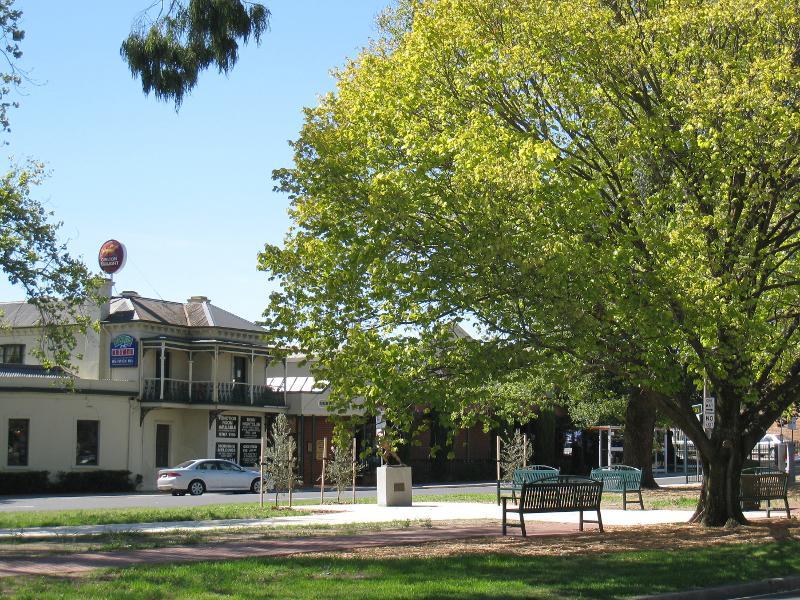 Berwick - Commercial centre and shops, High Street: View north across High St towards Berwick Inn