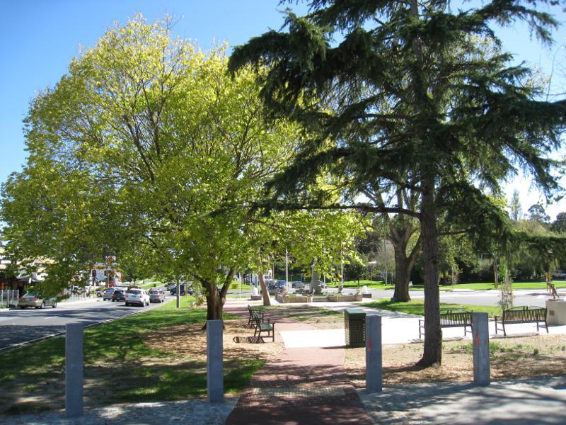 Berwick - Commercial centre and shops, High Street: View west through gardens in centre of High St towards Clyde Rd