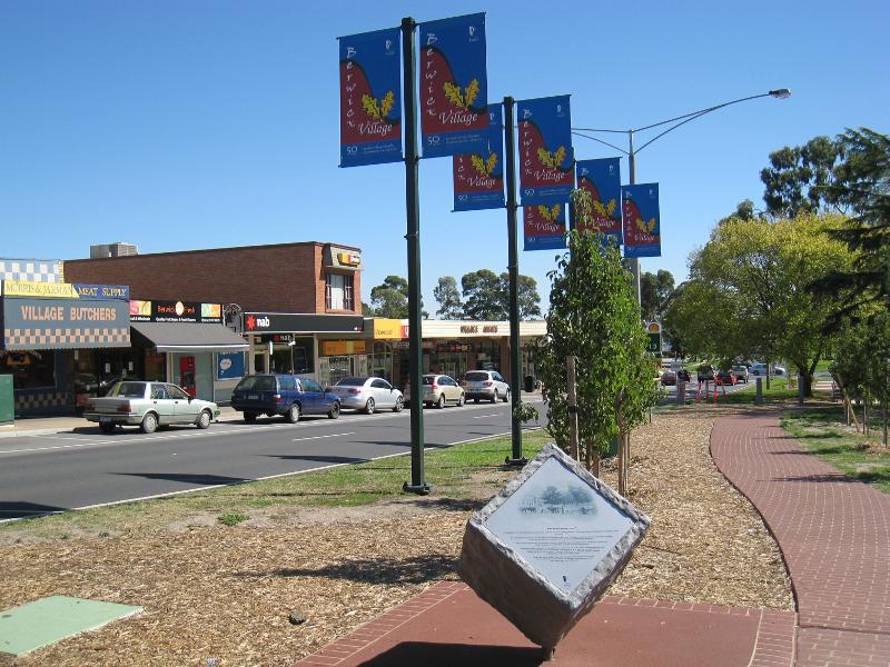 Berwick - Commercial centre and shops, High Street: View west along High St between Clyde Rd and Gloucester Av
