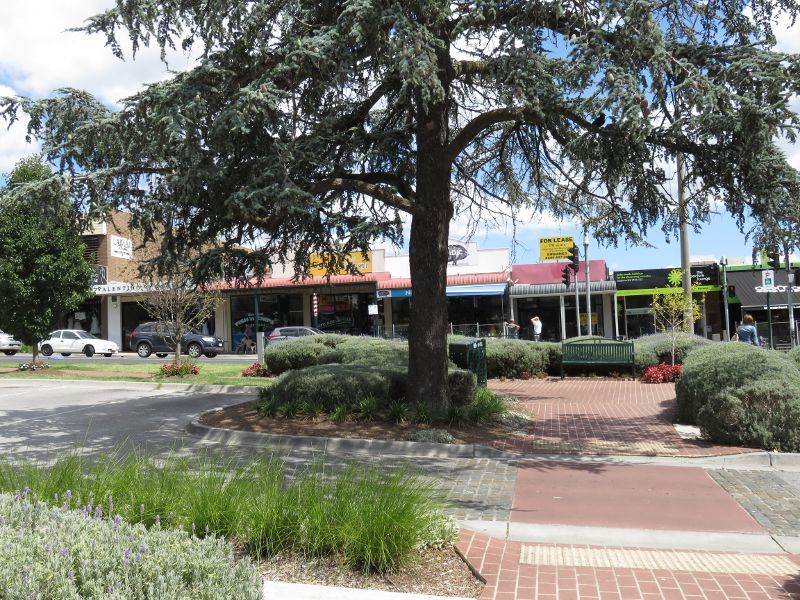 Berwick - Commercial centre and shops, High Street: View south across High St west of Gloucester Av