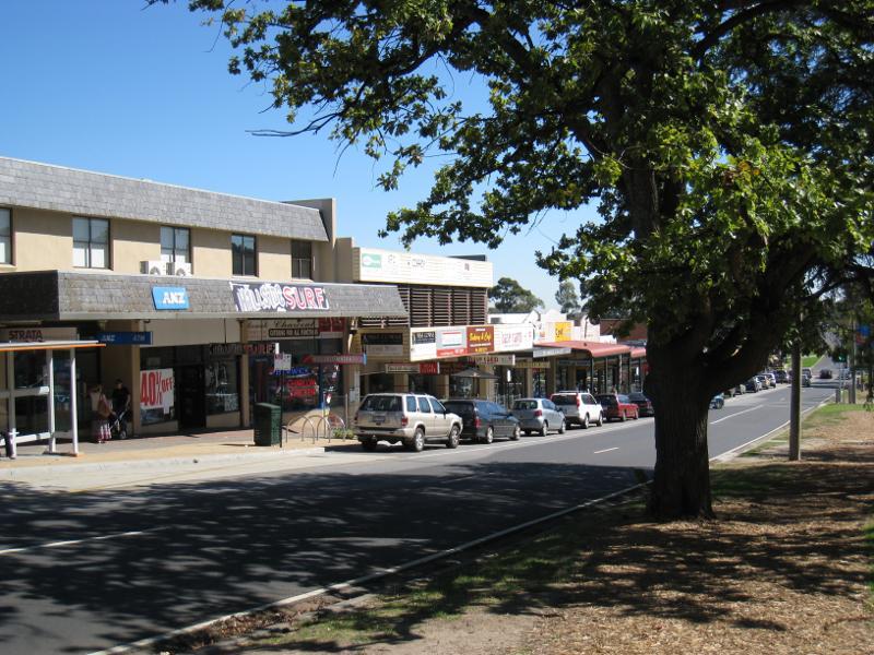 Berwick - Commercial centre and shops, High Street: View west along High St west of Gloucester Av