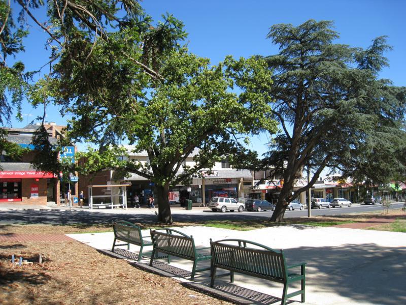 Berwick - Commercial centre and shops, High Street: Gardens in centre of High St west of Gloucester Av