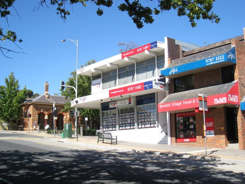 Berwick - Commercial centre and shops, High Street: View east along High St towards Gloucester Av