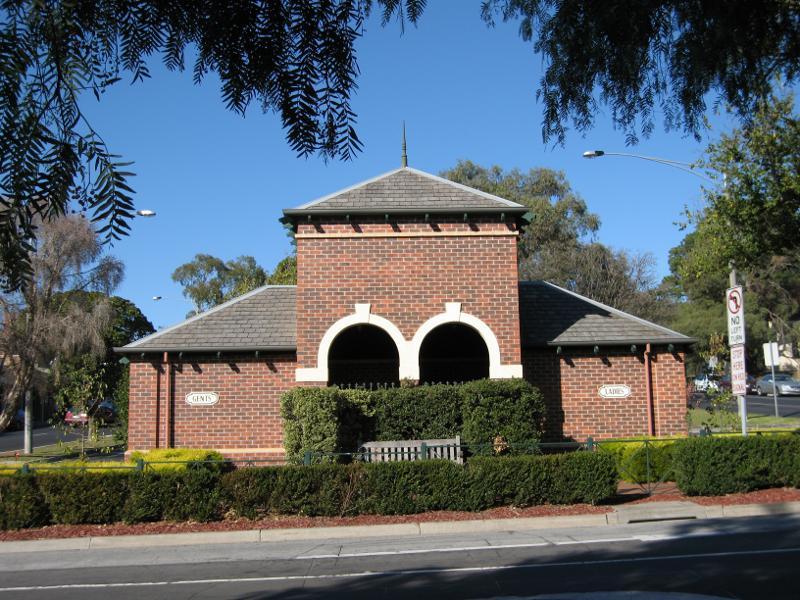 Berwick - Commercial centre and shops, High Street: Toilets in centre of High St at Gloucester Av