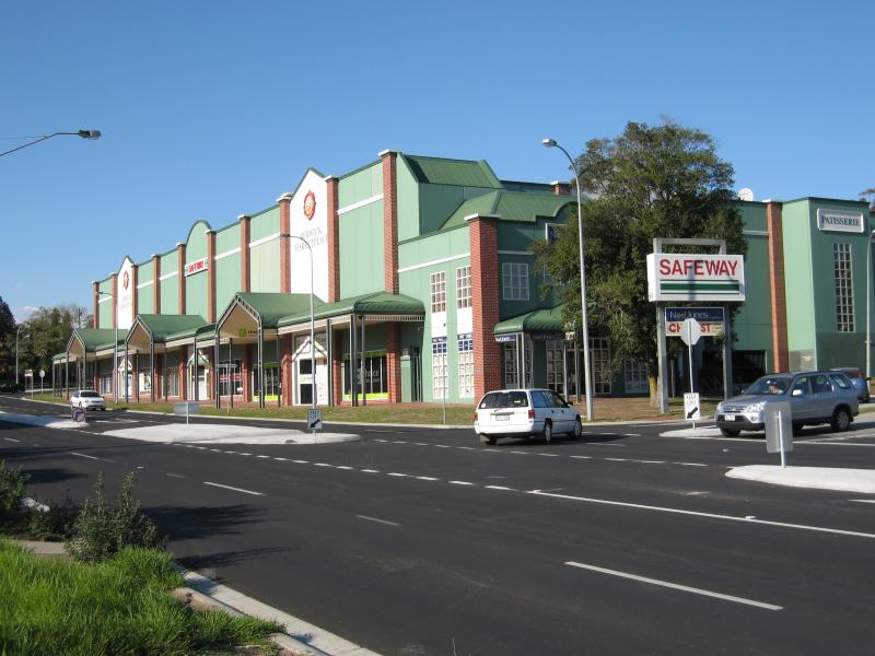 Berwick - Berwick Marketplace and surroundings, north of High Street: View north-east along Lyall Rd at Berwick Marketplace