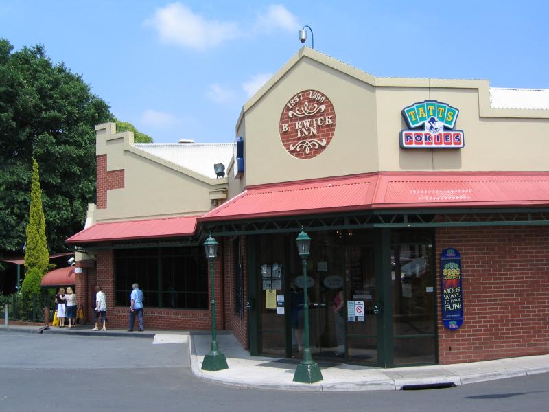 Berwick - Berwick Marketplace and surroundings, north of High Street: Berwick Inn rear entrance, near corner of Lyall Rd and Paternoster La