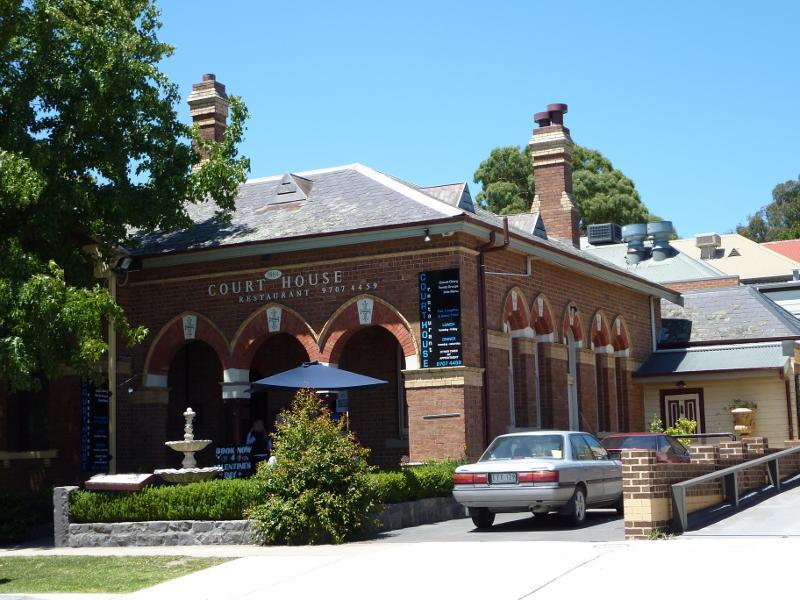Berwick - Gloucester Avenue: Courthouse Restaurant next to old post office