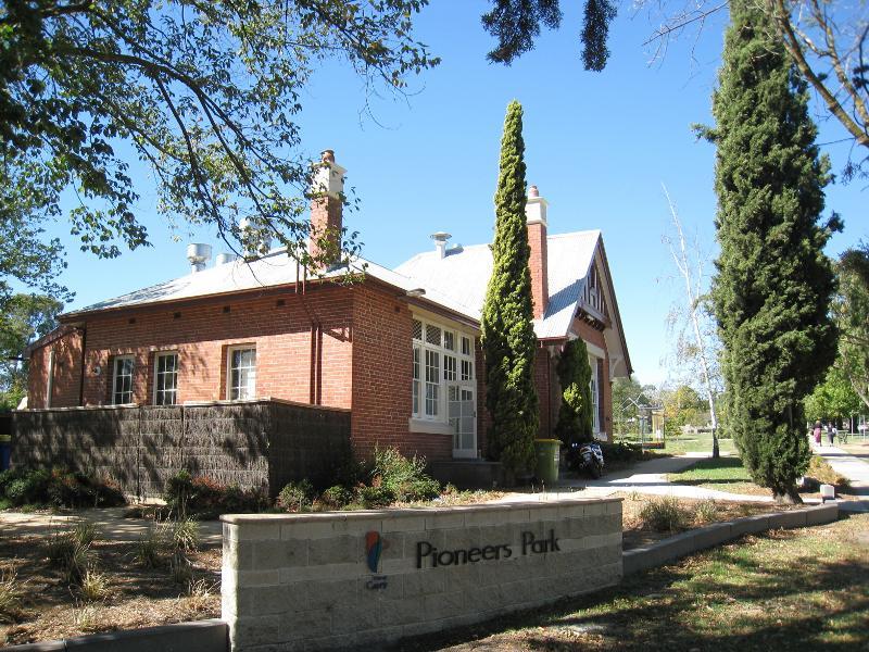 Berwick - Pioneers Park, Lyall Road: Park and cafe viewed from corner of Lyall Rd and Peel St