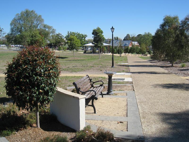 Berwick - Pioneers Park, Lyall Road: Pathway through park