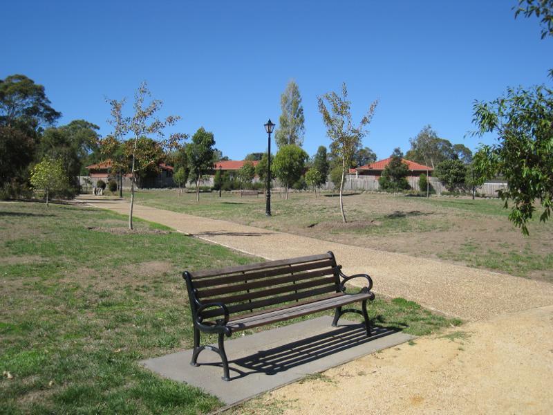 Berwick - Pioneers Park, Lyall Road: Pathway through park