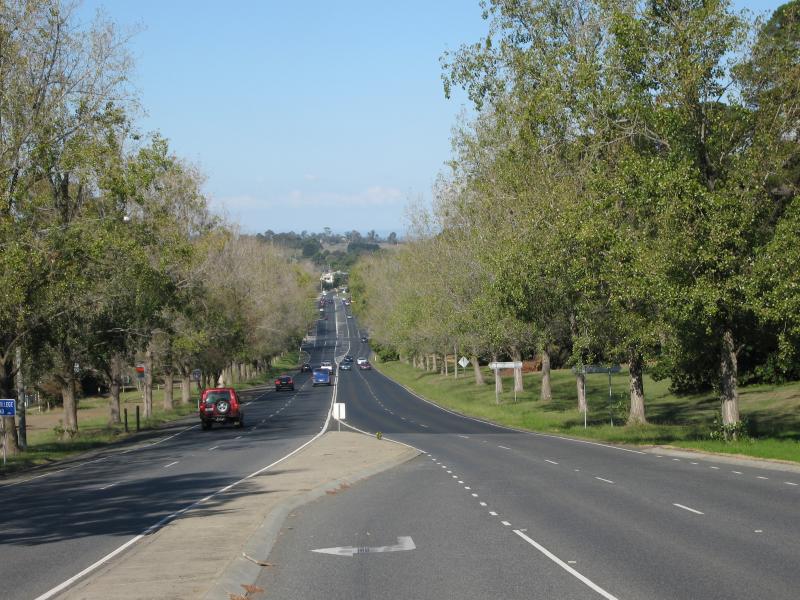 Berwick - Avenue of Honour and surrounding streets: View south-east along Beaconsfield-Berwick Main Rd at Peel St