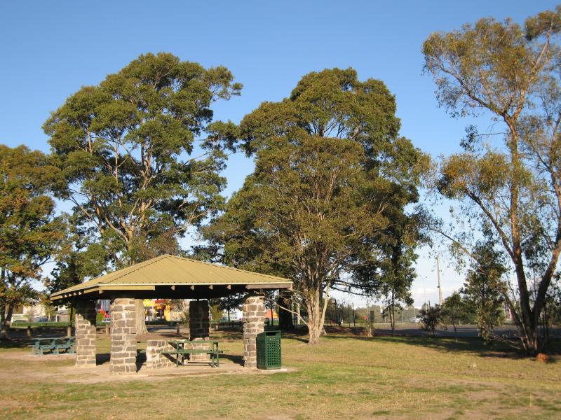 Berwick - Buchanan Park, Clyde Road: Picnic shelter