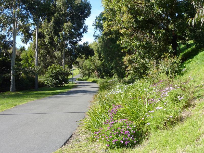 Berwick - Wilson Botanic Park: Pathway along southern side of Anniversary Lake