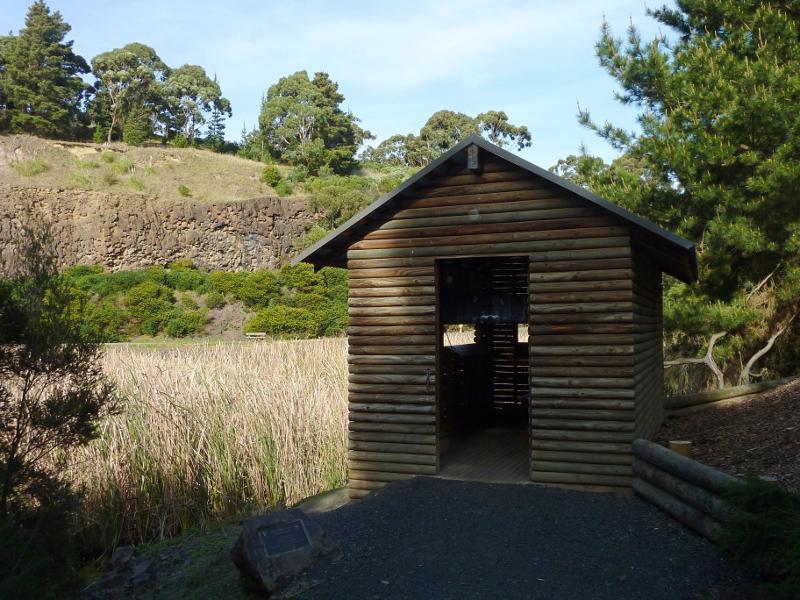 Berwick - Wilson Botanic Park: Alex MacLeod bird hide overlooking Basalt Lake