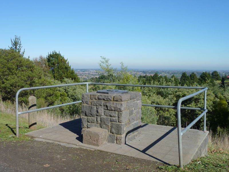 Berwick - Wilson Botanic Park: Directional marker above Basalt Lake