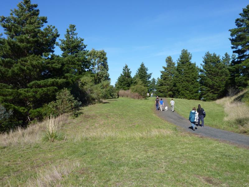 Berwick - Wilson Botanic Park: Pathway between Anniversary Lake and Basalt Lake