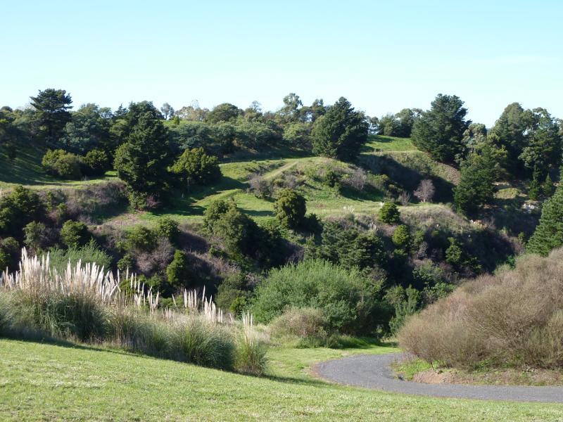 Berwick - Wilson Botanic Park: Pathway along west side of Basalt Lake