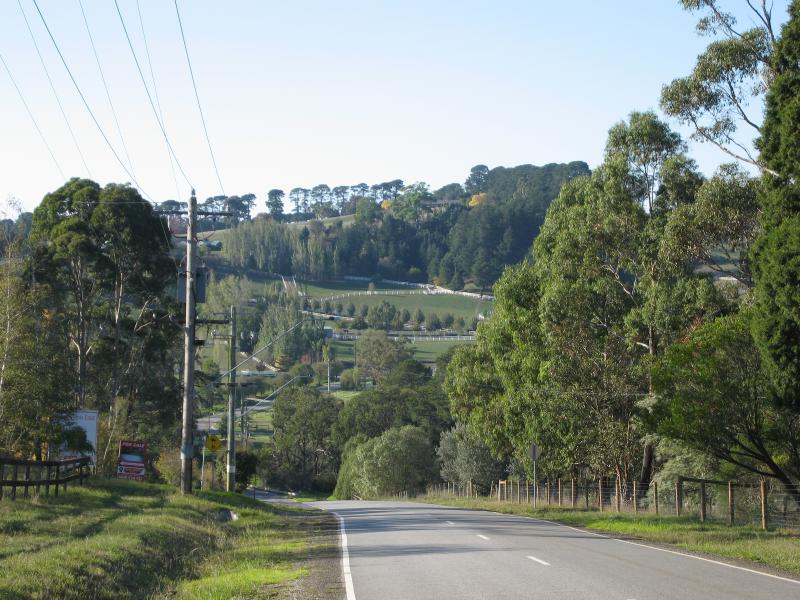 Berwick - Beaumont Road: View north along Beaumont Rd towards Beaumont View La