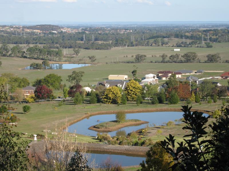 Berwick - Beaumont Road: View south-east at end of Beaumont Rd
