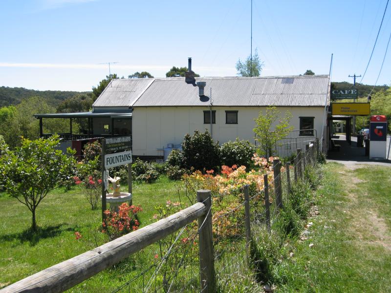 Blackwood - Shops and commercial centre, Martin Street: View north along Martin St towards shops opposite Golden Point Rd