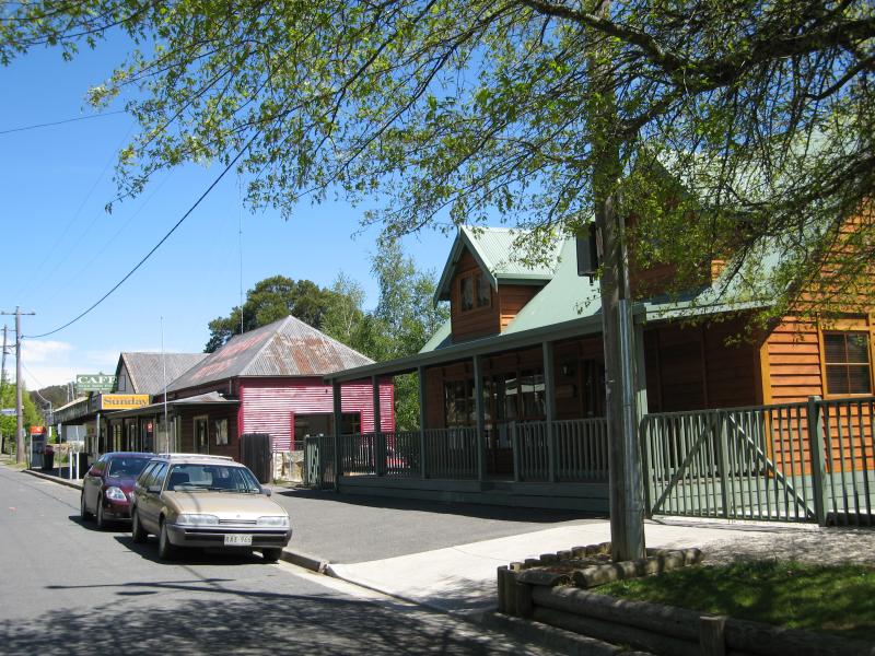 Blackwood - Shops and commercial centre, Martin Street: View south along Martin St towards Golden Point Rd